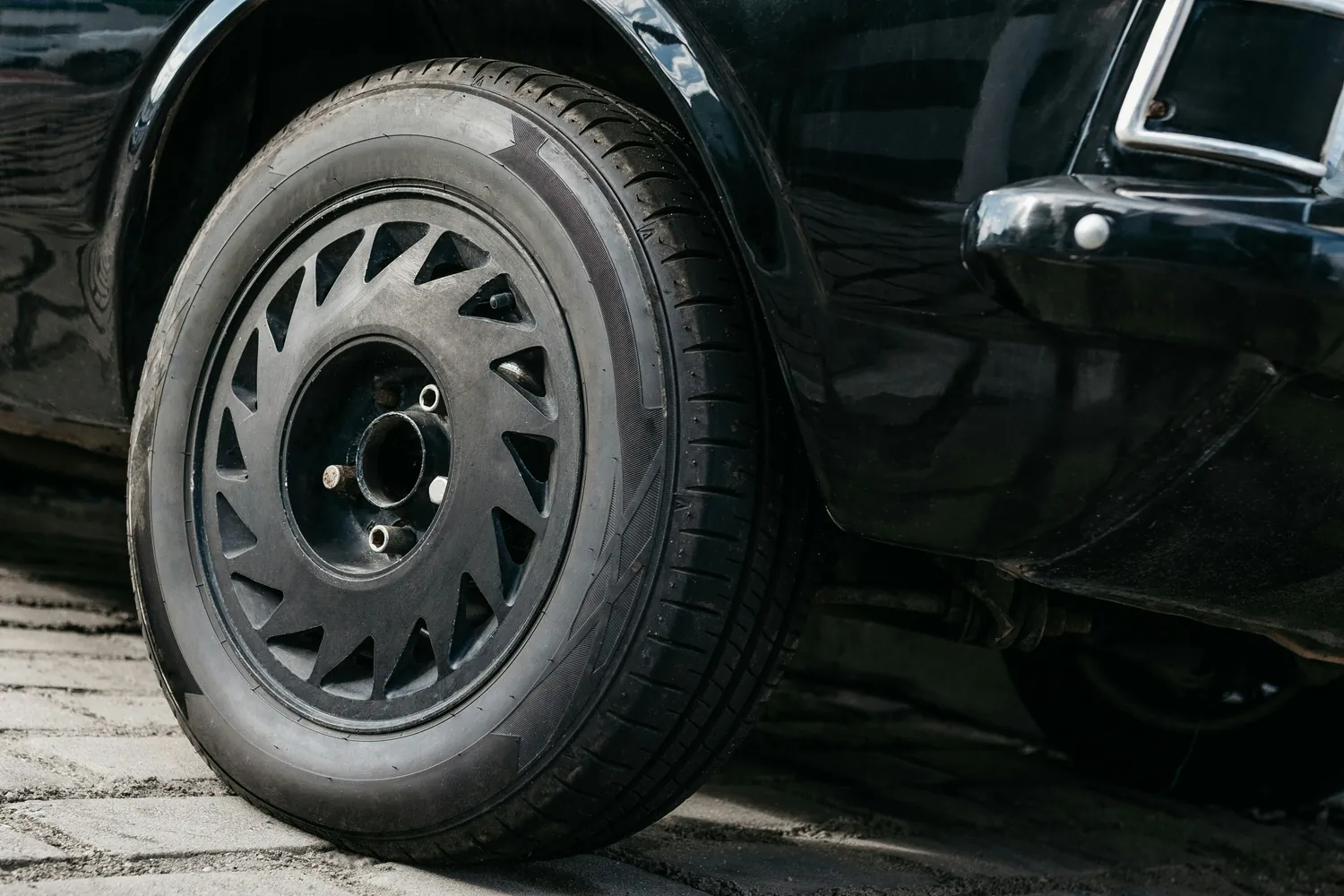 evaluating the longevity of all-season versus performance tires in daily use